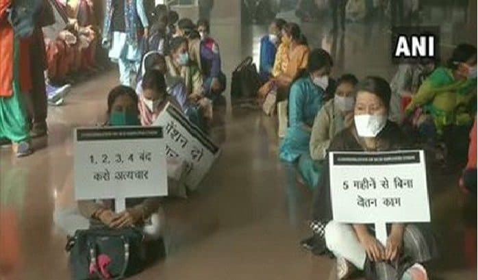 SightsIn Plus Article: Municipal Corporation of Delhi employees continue to protest against non-payment of salaries at Civic Centre