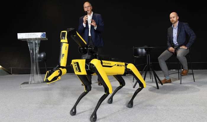 SightsIn Plus Article: Hyundai mulls robot dog Spot for facility inspector job